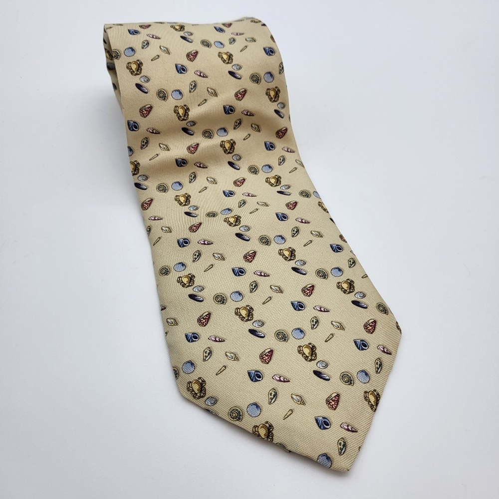 Brooks Brothers cream colored silk tie with small sea shell design